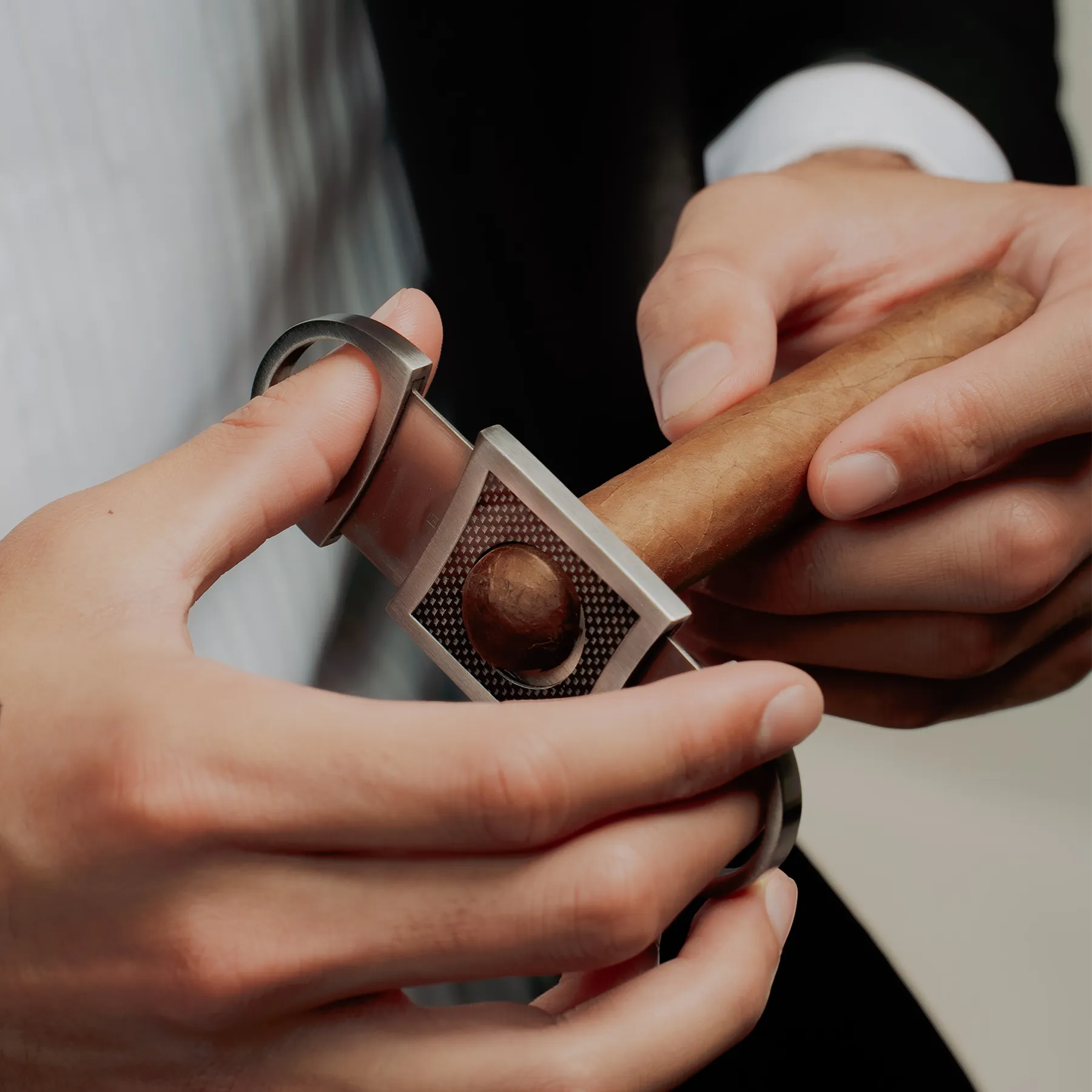 Cigar Cutter in Stainless Steel with Black Carbon Fibre