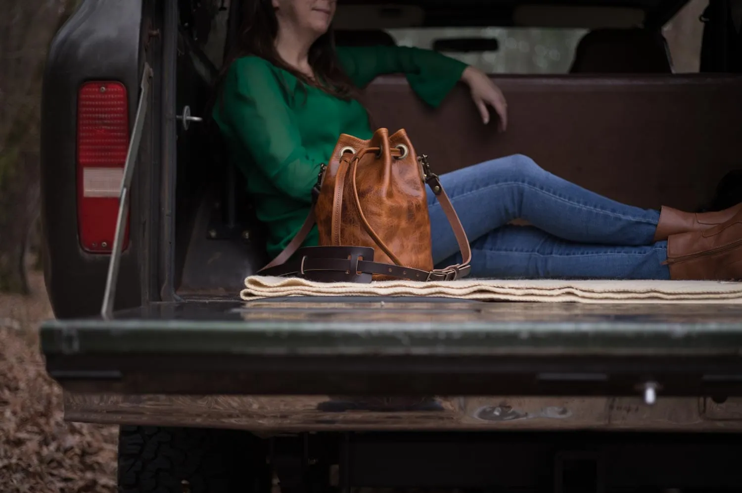 LEATHER BUCKET BAG - MEDIUM - PEANUT BISON