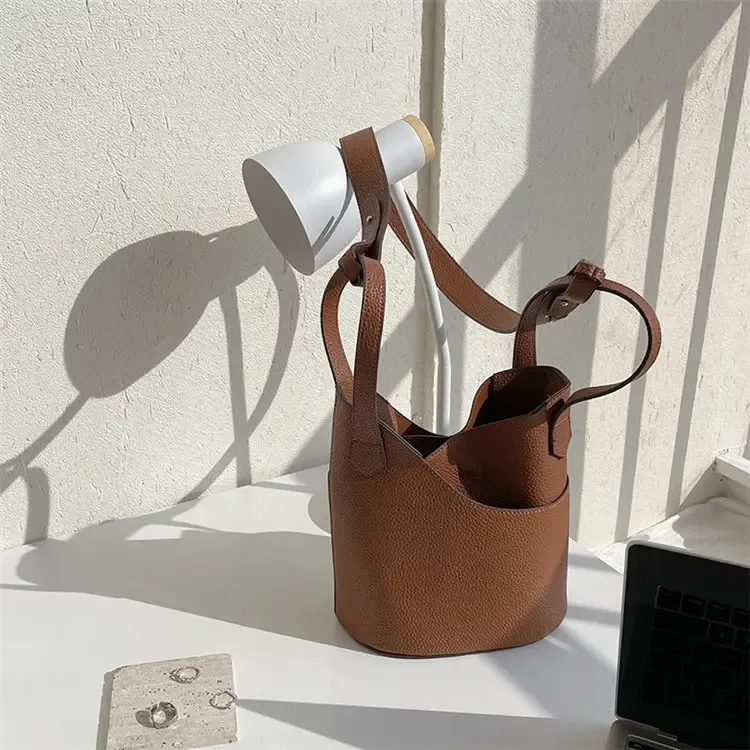 Paziye One-Shoulder Diagonal Bucket Bag